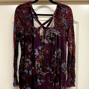 Gimmicks Purple Floral Criss-Cross Keyhole Top | Size L